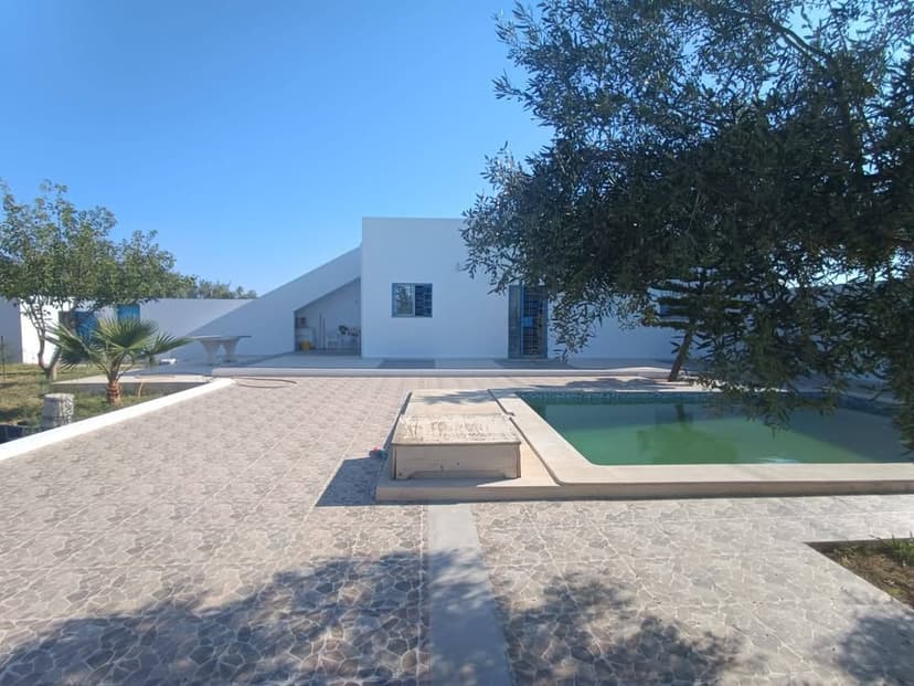 قطعة أرض مسيجة ومغلقة بمساحة 1500 م² فيها استوديو مجهز + مسبح خاص