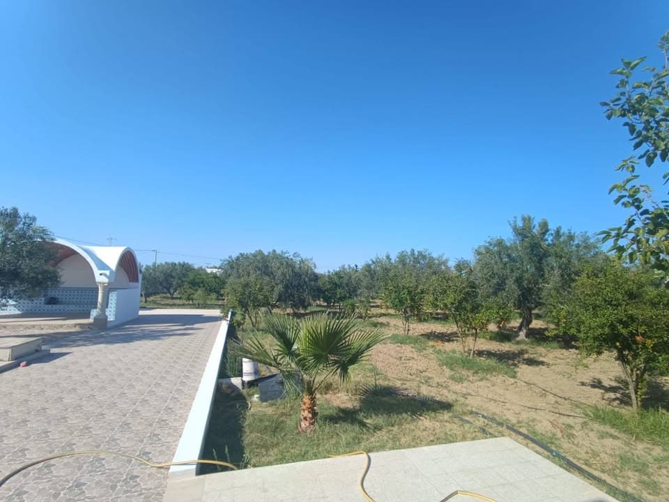 قطعة أرض مسيجة ومغلقة بمساحة 1500 م² فيها استوديو مجهز + مسبح خاص 3