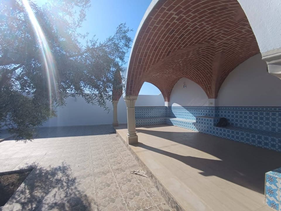 قطعة أرض مسيجة ومغلقة بمساحة 1500 م² فيها استوديو مجهز + مسبح خاص 1