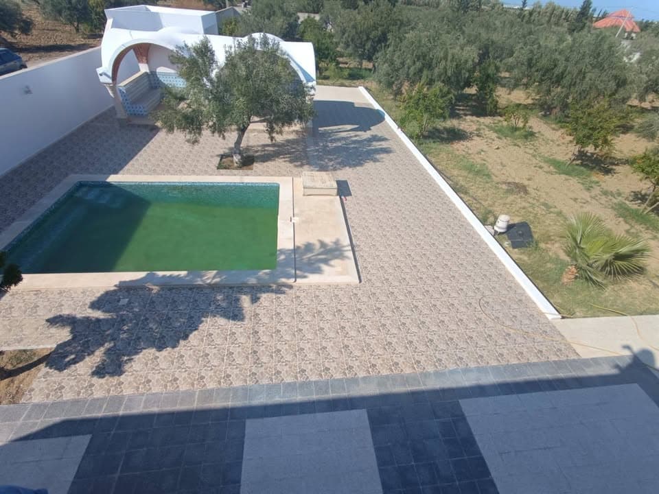 قطعة أرض مسيجة ومغلقة بمساحة 1500 م² فيها استوديو مجهز + مسبح خاص 0