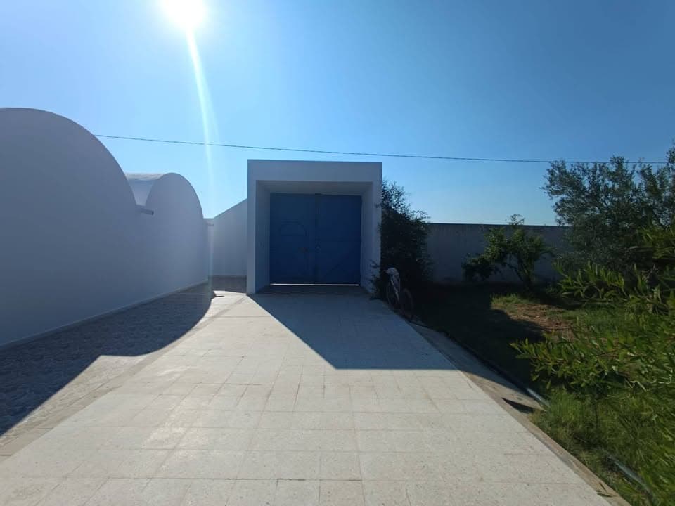 قطعة أرض مسيجة ومغلقة بمساحة 1500 م² فيها استوديو مجهز + مسبح خاص 4